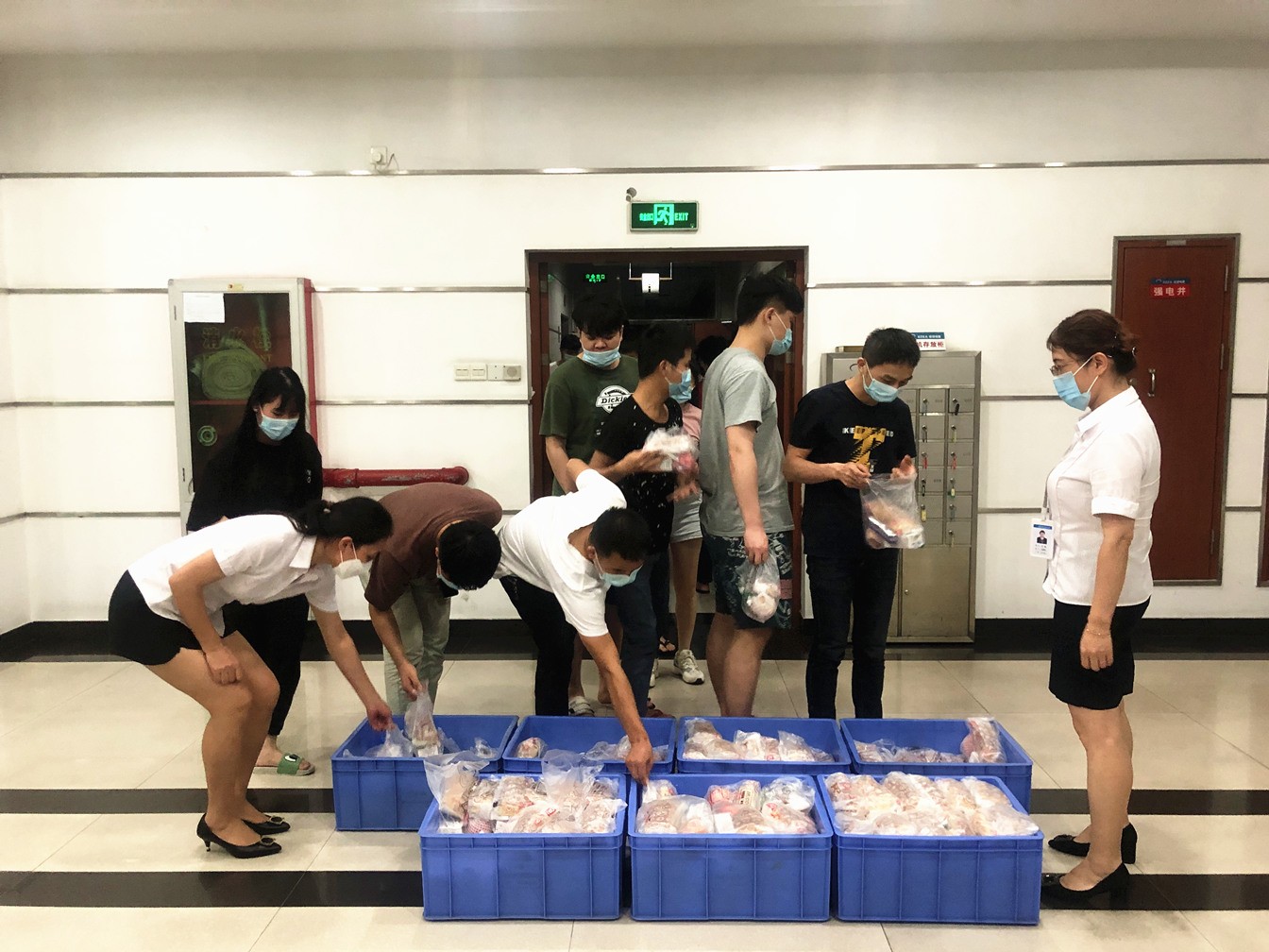 暖人心，鼓干勁 - 公司工會慰問一線加班員工